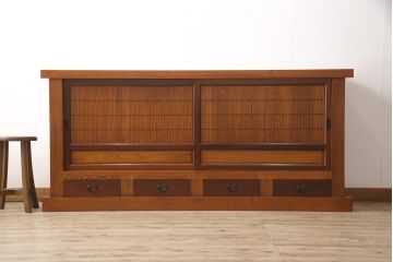中古　民芸家具　上質なつくりが魅力の総ニレ無垢材製サイドボード(水屋箪笥、収納棚、戸棚)(R-048817)