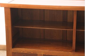 中古　民芸家具　上質なつくりが魅力の総ニレ無垢材製サイドボード(水屋箪笥、収納棚、戸棚)(R-048817)