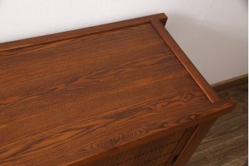 中古　民芸家具　上質なつくりが魅力の総ニレ無垢材製サイドボード(水屋箪笥、収納棚、戸棚)(R-048817)