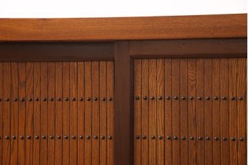 中古　民芸家具　上質なつくりが魅力の総ニレ無垢材製サイドボード(水屋箪笥、収納棚、戸棚)(R-048817)