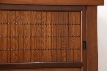 中古　民芸家具　上質なつくりが魅力の総ニレ無垢材製サイドボード(水屋箪笥、収納棚、戸棚)(R-048817)
