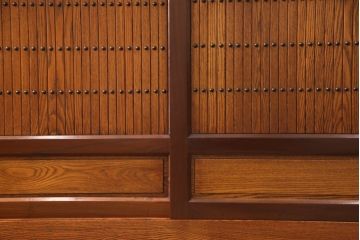 中古　民芸家具　上質なつくりが魅力の総ニレ無垢材製サイドボード(水屋箪笥、収納棚、戸棚)(R-048817)
