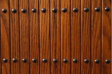 中古　民芸家具　上質なつくりが魅力の総ニレ無垢材製サイドボード(水屋箪笥、収納棚、戸棚)(R-048817)