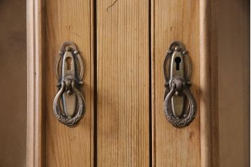 イギリスアンティーク　温もり溢れる空間づくりにぴったりのパイン材製のキャビネット(食器棚、戸棚、カップボード)(R-048818)