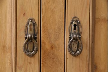 イギリスアンティーク　温もり溢れる空間づくりにぴったりのパイン材製のキャビネット(食器棚、戸棚、カップボード)(R-048818)