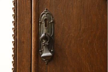 イギリスアンティーク　古びた風合いが趣深いオーク材製のサイドキャビネット(収納棚、戸棚)(R-048819)
