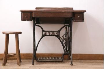 ジャンク品　SINGER(シンガー)社　お洒落なアンティークの空間を演出するミシンテーブル(シンガーミシン、ミシン台、ディスプレイ、工業用ミシン)(R-048822)