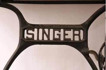 ジャンク品　SINGER(シンガー)社　お洒落なアンティークの空間を演出するミシンテーブル(シンガーミシン、ミシン台、ディスプレイ、工業用ミシン)(R-048822)
