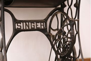 ジャンク品　SINGER(シンガー)社　お洒落なアンティークの空間を演出するミシンテーブル(シンガーミシン、ミシン台、ディスプレイ、工業用ミシン)(R-048822)
