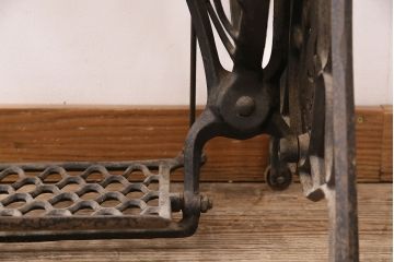 ジャンク品　SINGER(シンガー)社　お洒落なアンティークの空間を演出するミシンテーブル(シンガーミシン、ミシン台、ディスプレイ、工業用ミシン)(R-048822)