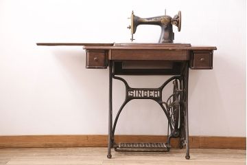 ジャンク品　SINGER(シンガー)社　お洒落なアンティークの空間を演出するミシンテーブル(シンガーミシン、ミシン台、ディスプレイ、工業用ミシン)(R-048822)