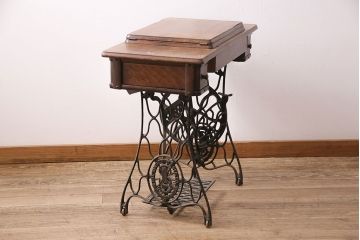 ジャンク品　SINGER(シンガー)社　お洒落なアンティークの空間を演出するミシンテーブル(シンガーミシン、ミシン台、ディスプレイ、工業用ミシン)(R-048822)