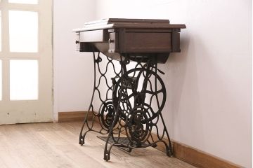 ジャンク品　SINGER(シンガー)社　お洒落なアンティークの空間を演出するミシンテーブル(シンガーミシン、ミシン台、ディスプレイ、工業用ミシン)(R-048822)