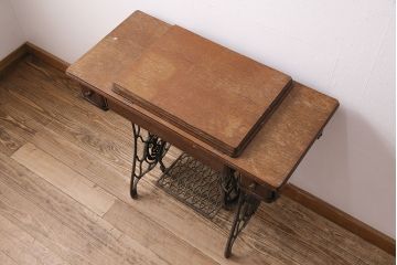 ジャンク品　SINGER(シンガー)社　お洒落なアンティークの空間を演出するミシンテーブル(シンガーミシン、ミシン台、ディスプレイ、工業用ミシン)(R-048822)