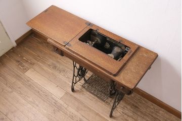 ジャンク品　SINGER(シンガー)社　お洒落なアンティークの空間を演出するミシンテーブル(シンガーミシン、ミシン台、ディスプレイ、工業用ミシン)(R-048822)