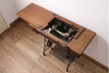 ジャンク品　SINGER(シンガー)社　お洒落なアンティークの空間を演出するミシンテーブル(シンガーミシン、ミシン台、ディスプレイ、工業用ミシン)(R-048822)