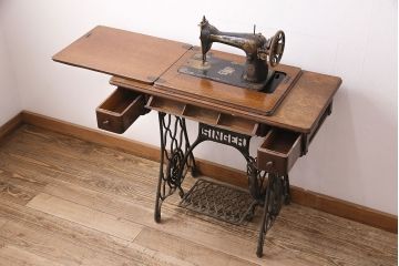ジャンク品　SINGER(シンガー)社　お洒落なアンティークの空間を演出するミシンテーブル(シンガーミシン、ミシン台、ディスプレイ、工業用ミシン)(R-048822)