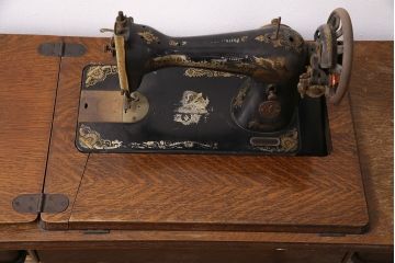ジャンク品　SINGER(シンガー)社　お洒落なアンティークの空間を演出するミシンテーブル(シンガーミシン、ミシン台、ディスプレイ、工業用ミシン)(R-048822)