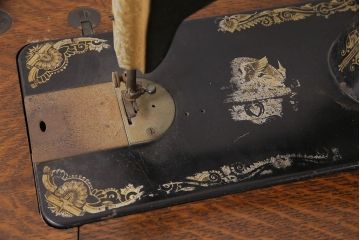 ジャンク品　SINGER(シンガー)社　お洒落なアンティークの空間を演出するミシンテーブル(シンガーミシン、ミシン台、ディスプレイ、工業用ミシン)(R-048822)