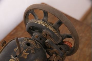 ジャンク品　SINGER(シンガー)社　お洒落なアンティークの空間を演出するミシンテーブル(シンガーミシン、ミシン台、ディスプレイ、工業用ミシン)(R-048822)