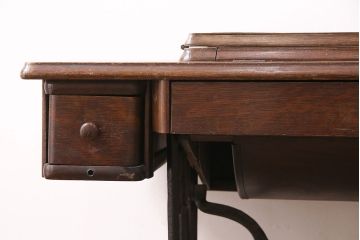 ジャンク品　SINGER(シンガー)社　お洒落なアンティークの空間を演出するミシンテーブル(シンガーミシン、ミシン台、ディスプレイ、工業用ミシン)(R-048822)