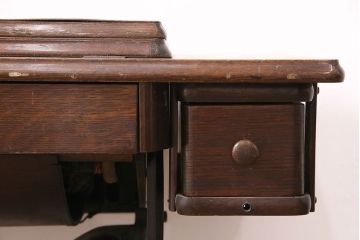 ジャンク品　SINGER(シンガー)社　お洒落なアンティークの空間を演出するミシンテーブル(シンガーミシン、ミシン台、ディスプレイ、工業用ミシン)(R-048822)