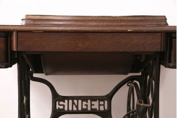 ジャンク品　SINGER(シンガー)社　お洒落なアンティークの空間を演出するミシンテーブル(シンガーミシン、ミシン台、ディスプレイ、工業用ミシン)(R-048822)