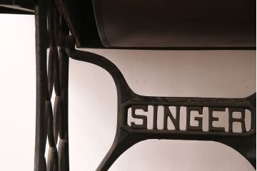 ジャンク品　SINGER(シンガー)社　お洒落なアンティークの空間を演出するミシンテーブル(シンガーミシン、ミシン台、ディスプレイ、工業用ミシン)(R-048822)