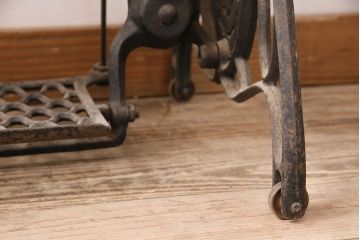 ジャンク品　SINGER(シンガー)社　お洒落なアンティークの空間を演出するミシンテーブル(シンガーミシン、ミシン台、ディスプレイ、工業用ミシン)(R-048822)