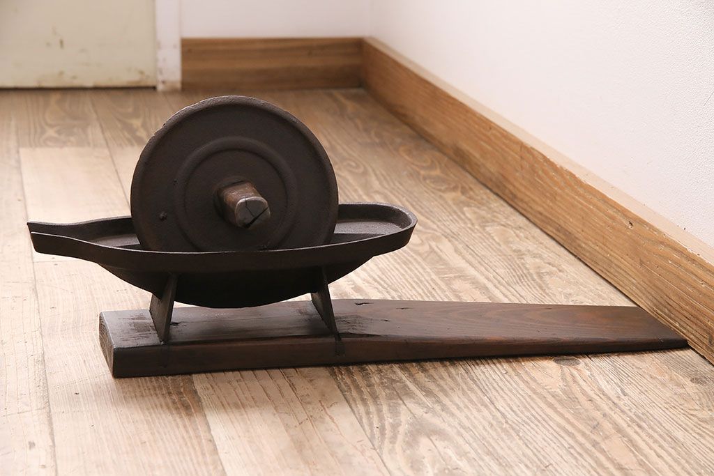 アンティーク雑貨　趣のあるディスプレイを盛り上げる鉄製の薬研(ディスプレイ雑貨、台付き)(R-048824)