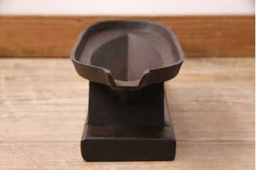 アンティーク雑貨　趣のあるディスプレイを盛り上げる鉄製の薬研(ディスプレイ雑貨、台付き)(R-048824)