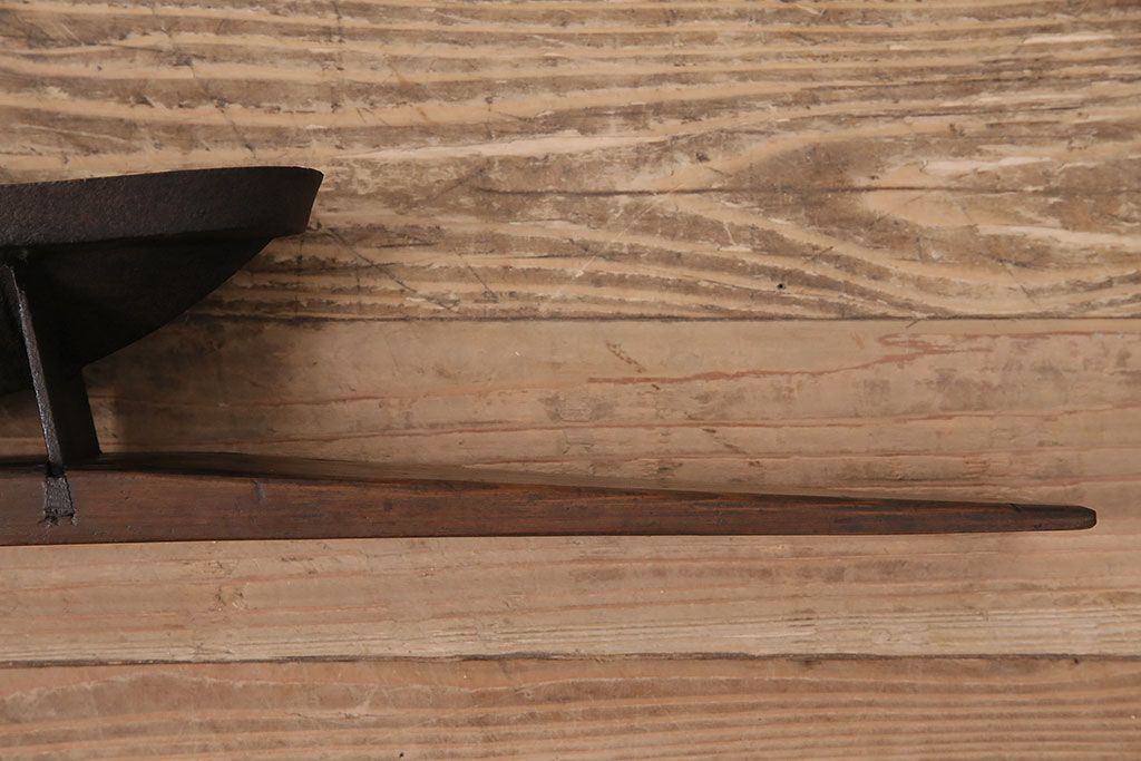 アンティーク雑貨　趣のあるディスプレイを盛り上げる鉄製の薬研(ディスプレイ雑貨、台付き)(R-048824)