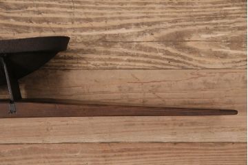 アンティーク雑貨　趣のあるディスプレイを盛り上げる鉄製の薬研(ディスプレイ雑貨、台付き)(R-048824)