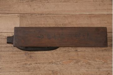 アンティーク雑貨　趣のあるディスプレイを盛り上げる鉄製の薬研(ディスプレイ雑貨、台付き)(R-048824)