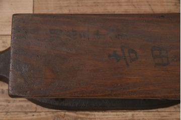 アンティーク雑貨　趣のあるディスプレイを盛り上げる鉄製の薬研(ディスプレイ雑貨、台付き)(R-048824)