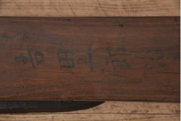 アンティーク雑貨　趣のあるディスプレイを盛り上げる鉄製の薬研(ディスプレイ雑貨、台付き)(R-048824)