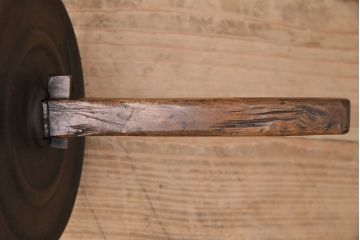 アンティーク雑貨　趣のあるディスプレイを盛り上げる鉄製の薬研(ディスプレイ雑貨、台付き)(R-048824)