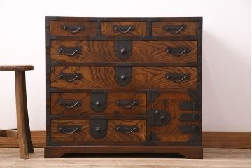 中古　民芸家具　黒々とした金具がかっこ良い、和の趣たっぷりの小箪笥(引き出し、チェスト)(R-048830)