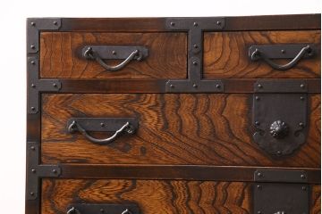 中古　民芸家具　黒々とした金具がかっこ良い、和の趣たっぷりの小箪笥(引き出し、チェスト)(R-048830)