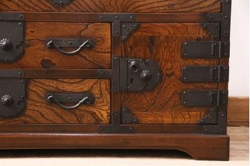 中古　民芸家具　黒々とした金具がかっこ良い、和の趣たっぷりの小箪笥(引き出し、チェスト)(R-048830)