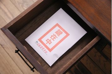 中古　民芸家具　黒々とした金具がかっこ良い、和の趣たっぷりの小箪笥(引き出し、チェスト)(R-048830)