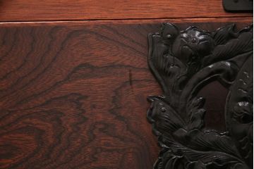 中古　民芸家具　岩谷堂箪笥　黒々とした牡丹金具が上質な雰囲気を高める衣装箪笥(整理箪笥、和タンス、引き出し、チェスト)(R-048831)
