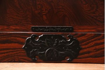 中古　民芸家具　岩谷堂箪笥　黒々とした牡丹金具が上質な雰囲気を高める衣装箪笥(整理箪笥、和タンス、引き出し、チェスト)(R-048831)