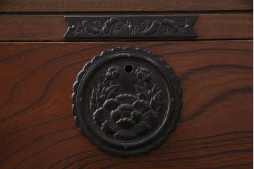 中古　民芸家具　鏡板のダイナミックな木目が圧巻!重厚感漂う小箪笥(小タンス)(R-048833)