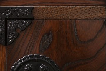 中古　民芸家具　鏡板のダイナミックな木目が圧巻!重厚感漂う小箪笥(小タンス)(R-048833)