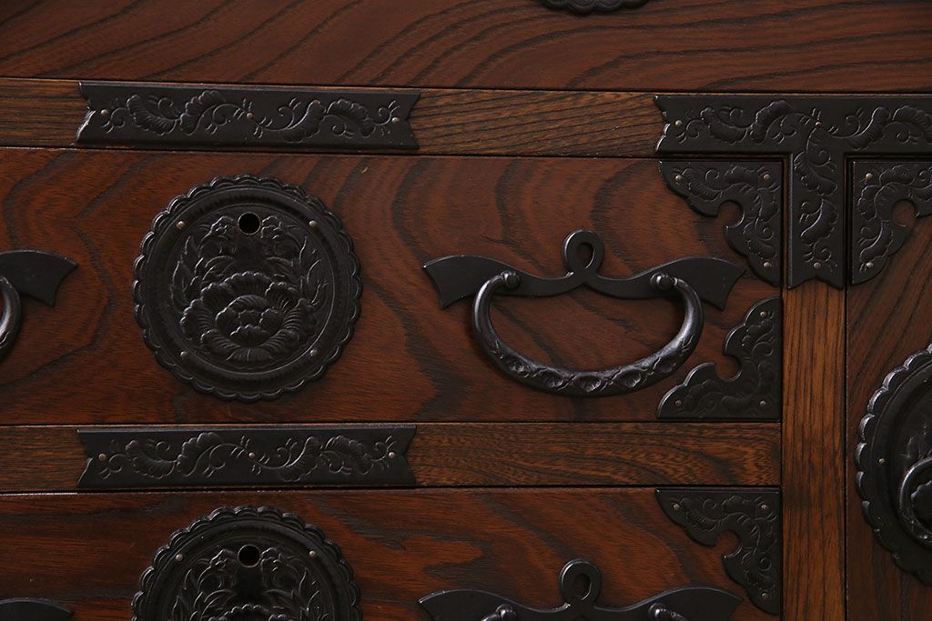 中古　民芸家具　鏡板のダイナミックな木目が圧巻!重厚感漂う小箪笥(小タンス)(R-048833)