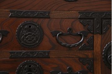 中古　民芸家具　鏡板のダイナミックな木目が圧巻!重厚感漂う小箪笥(小タンス)(R-048833)