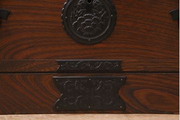 中古　民芸家具　鏡板のダイナミックな木目が圧巻!重厚感漂う小箪笥(小タンス)(R-048833)