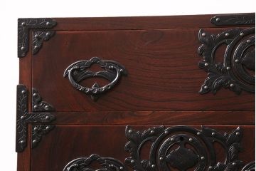 中古　岩谷堂箪笥　桜木家具店作　金具の細やかな意匠が魅力、重厚な佇まいの衣装箪笥(整理箪笥、和タンス、引き出し、チェスト)(R-048838)
