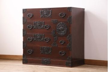 中古　岩谷堂箪笥　桜木家具店作　金具の細やかな意匠が魅力、重厚な佇まいの衣装箪笥(整理箪笥、和タンス、引き出し、チェスト)(R-048838)